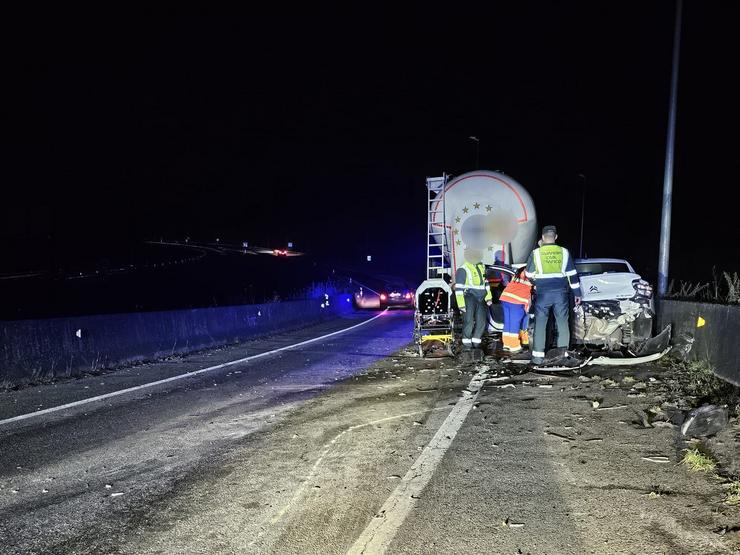 Colisión entre un coche que circulaba no sentido contrario e un camión na A-8.. GARDA CIVIL