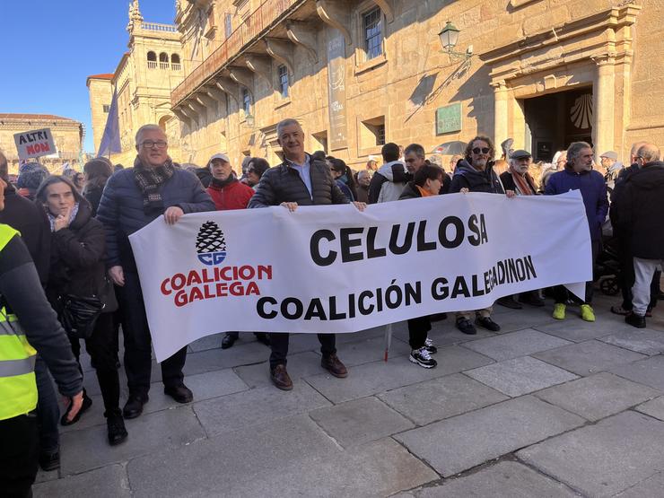 Integrantes de Coalición Galega na protesta en contra da megacelulosa de Altri en Palas de Rei 