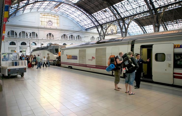 Arquivo - Viaxeiros tomando un tren en España    (Foto de ARQUIVO) 23/4/2009. EUROPA PRESS - Arquivo / Europa Press