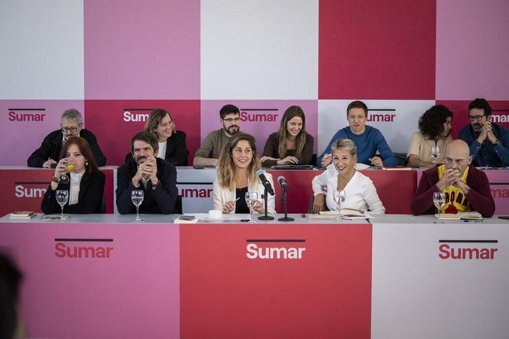 Imaxe da vicepresidenta segunda, Yolanda Díaz, o portavoz de Sumar e titular de Cultura, Ernest Urtasun, e a secretaria de Organización de Sumar, Lara Hernández, durante a reunión do Grupo Coordinador de Sumar no Círculo de Bellas Artes 