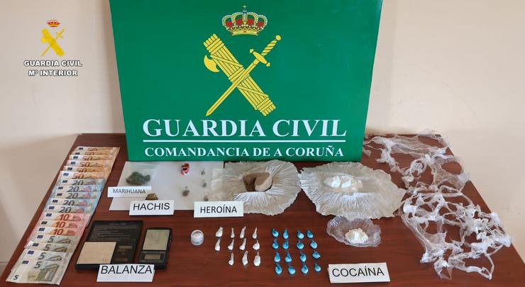 Detido un grupo criminal de cinco persoas en Boiro por tráfico de drogas. GARDA CIVIL 