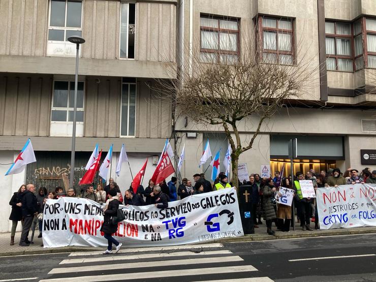 Traballadores da CRTVG protestan ante o Parlamento. 