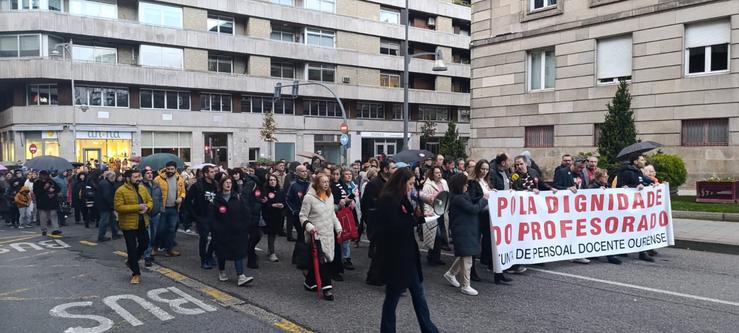 Profesores saen á rúa en Ourense contra o 'desprezo' á súa profesión e en apoio á súa compañeira do IES As Lagoas.. CIG 