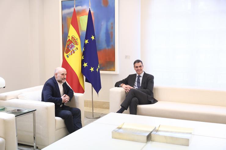 O presidente do Goberno, Pedro Sánchez (d), recibe ao portavoz do BNG no Congreso, Néstor Rego (i), no Palacio da Moncloa, a 13 de marzo de 2025, en Madrid (España). O presidente do Goberno recibe aos portavoces dos partidos con repre. Eduardo Parra - Europa Press 