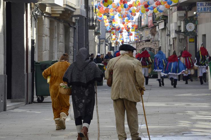 Arquivo - Varias persoas asisten ao desfile de charangas na celebración do Domingo de Piñata, durante a celebración do Entroido de Xinzo de limia, a 26 de febreiro de 2023, en Xinzo de Limia, Ourense, Galicia, (España). As Festas do Entroido de X. Rosa Veiga - Europa Press - Arquivo 