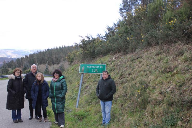 A deputada no Parlamento Galego Montse Valcárcel visitou os montes de piñeiros das parroquias de Valonga e Lúa, en Pol (Lugo), afectados pola enfermidade das bandas. BNG 