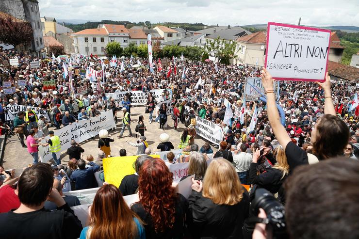 Centos de persoas protestan durante unha manifestación contra a empresa de celulosa Altri 