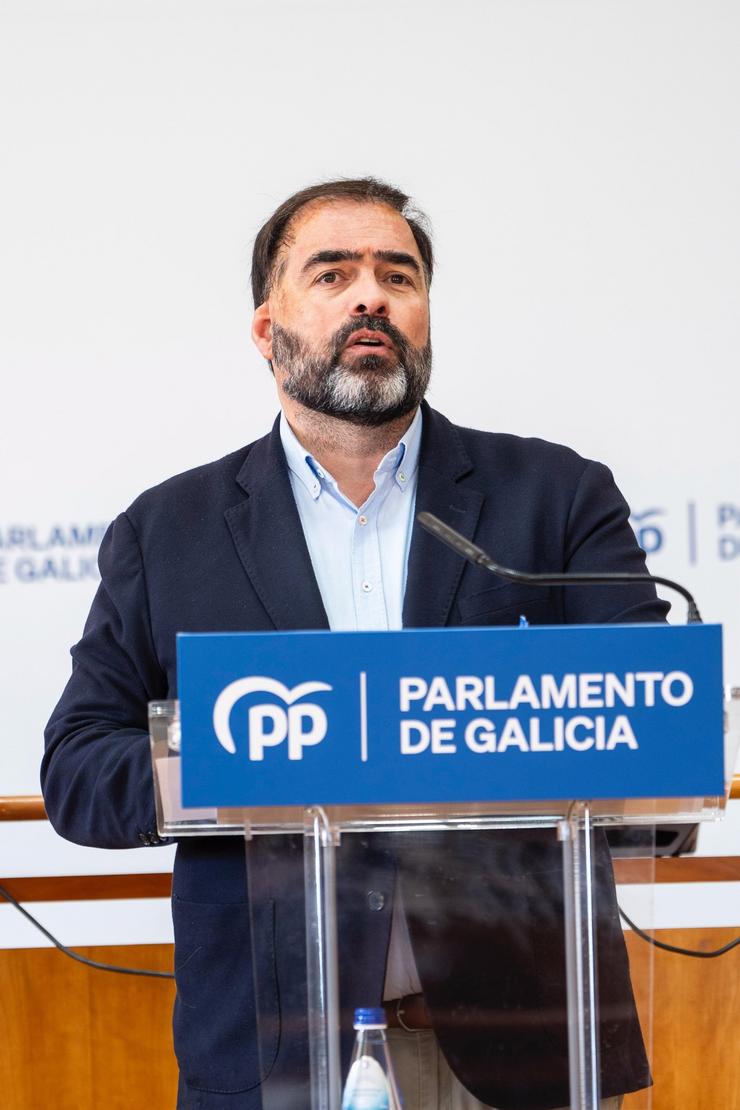 O portavoz parlamentario do PPdeG, Alberto Pazos Couñago, en rolda de prensa.. PPDEG 