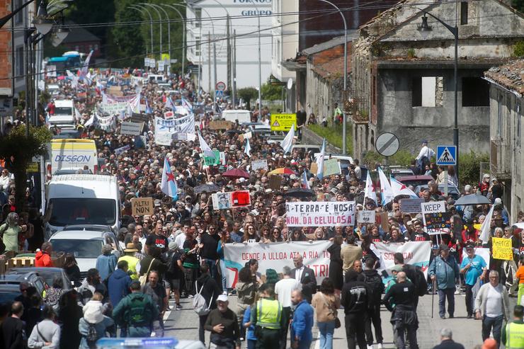 Arquivo - Centos de persoas protestan durante unha manifestación contra a empresa de celulosa Altri, a 26 de maio de 2024, en Palas de Rei 