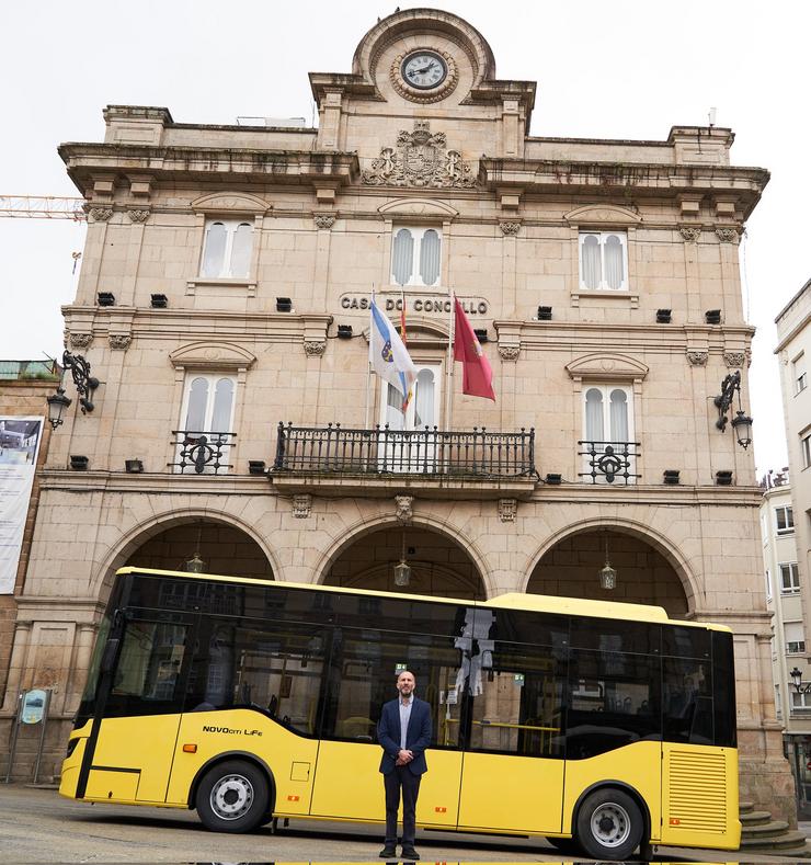 Jácome cunh autobús da frota de 'busitos' municipal que puxo en marcha 