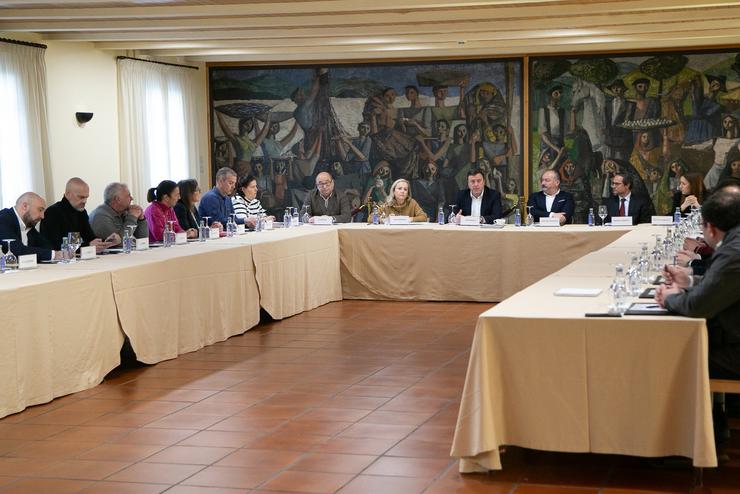 O presidente da Deputación da Coruña, Valentín González Formoso, preside unha reunión sobre a AP-9 con representantes municipais 