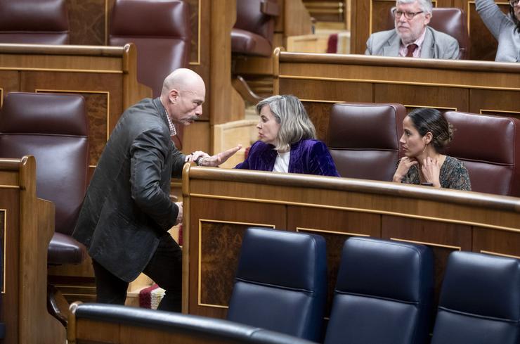 O deputado de Sumar Txema Guijarro; a portavoz de Sumar no Congreso, Verónica Martínez Barbeiro e a deputada de Sumar Tesh Sidi, durante unha sesión plenaria, no Congreso dos Deputados 