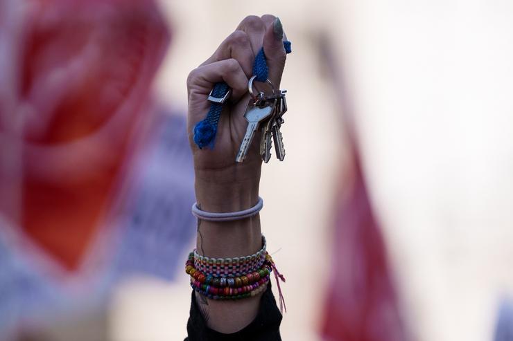 Unha persoa suxeita as súas chaves durante unha manifestación por unha vivenda digna, a 9 de febreiro de 2025, en Madrid (España).. Matias Chiofalo - Europa Press - Arquivo 