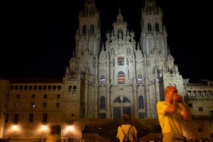 A Catedral de Santiago de Compostela cun foco de luz alumando a súa fachada, a 9 de agosto de 2022 