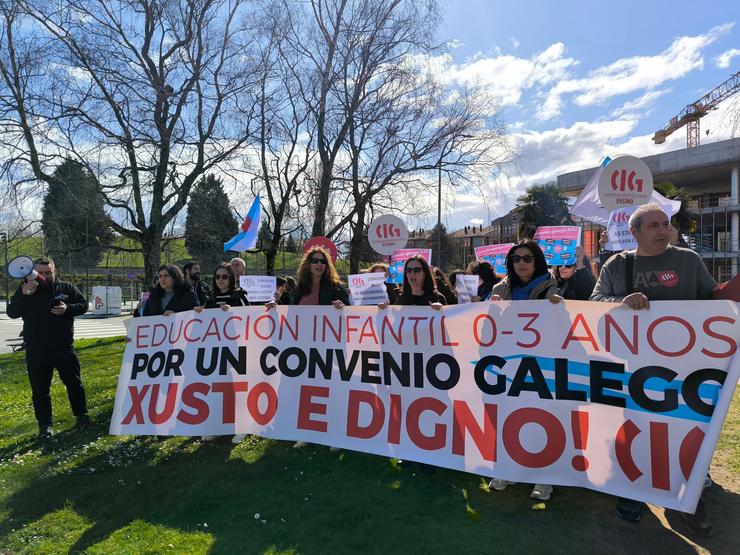 A CIG concéntrase ante a Xunta en San Caetano para reclamar melloras laborais en escolas infantís e un convenio propio galego 