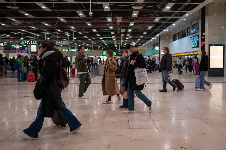 Varias persoas na estación de Barcelona-Sants, a 9 de marzo de 2025, en Barcelona 