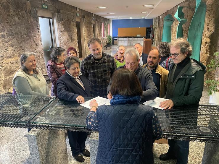 Integrantes de Vía Galega e Galiza Cultura rexistran no Parlamento a ILP sobre Castelao. 