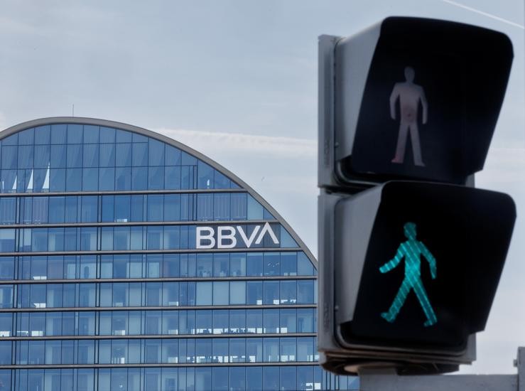 Un semáforo fronte ao banco do BBVA 