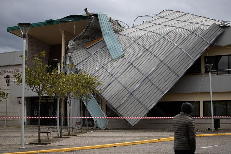 O teito do Concello de Pazos de Borbe´n derrubado polo temporal, a 20 de marzo de 2025, en Pazos de Borbe´n,  Pontevedra, Galicia (España). O temporal 'Martinho' deixou rexistradas máis de 400 incidencias en Galicia, con fortes refachos de vie. Adrián Irago - Europa Press 