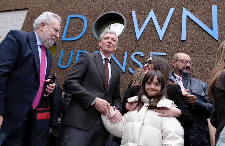 O presidente da Xunta visita o novo Centro Down-Ourense 