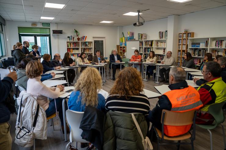 O conselleiro de Educación, Ciencia, FP e Universidades, Román Rodríguez, e a alcaldesa de Cangas, Araceli Gestido, reúnense coa comunidade educativa do IES Rodeira e do IES María Soliño 