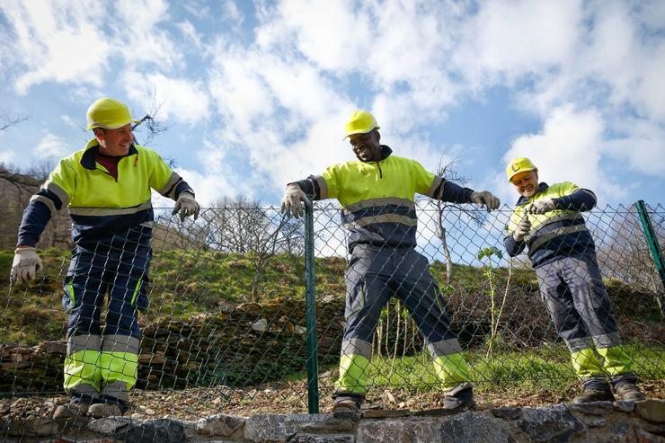 Chao de Vilarín, Cervantes, Lugo. Assane Camara, un dos migrantes chegados en 2024 á localidade lucense de Becerreá, traballa xunto a un compañeiro e ao seu xefe da cuadrilla de albanelaría e reparacións Camiño de Lamas.. CARLOS CASTRO/EUROPA PRESS / Europa Press