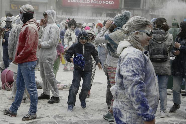 Varias persoas tíranse fariña o domingo Fareleiro?, o inicio da celebración do ?Entroido? galego, a 21 de xaneiro de 2024, en Xinzo de Limia, Ourense, Galicia (España). A tradición do domingo de ?Fareleiro? consiste en reunir por centos. Rosa Veiga - Europa Press - Arquivo 