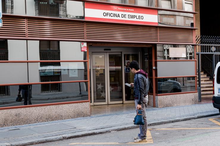 Un home pasa por unha oficina do SEPE, a 4 de febreiro de 2025, en Madrid (España). O paro rexistrado nas oficinas dos servizos públicos de emprego subiu en 38.725 persoas en xaneiro en relación ao mes anterior (+1,5%) debido, sobre todo, ao sector. Carlos Luján - Europa Press 