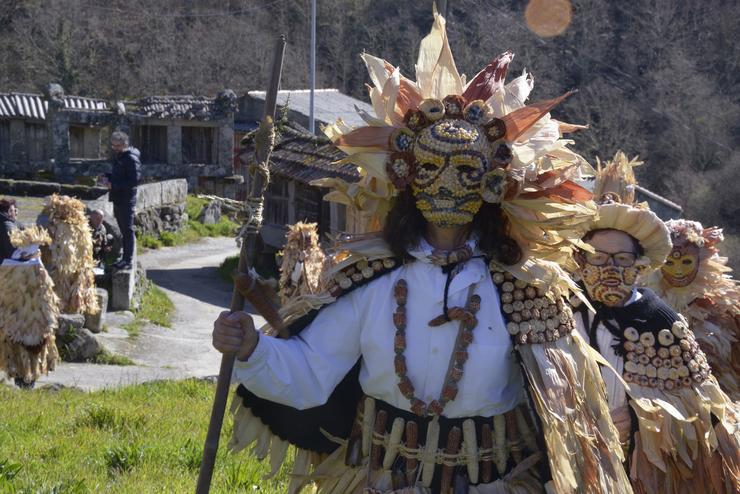 Varias persoas durante a celebración dos Follateiros, en Esperanzo, Lobios, Ourense,.. Rosa Veiga - Europa Press 