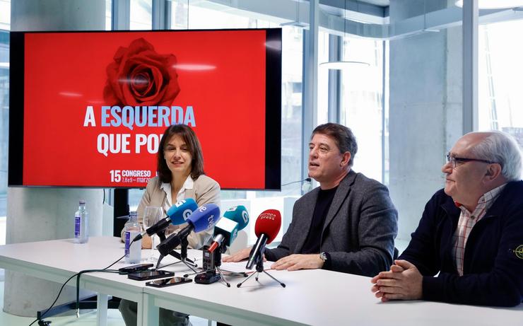 O secretario xeral do PSdeG, José Ramón Gómez Besteiro, acompañado do secretario de Organización, Luís Anxo Lago, e a alcaldesa de Silleda, Paula Fernández.. PSDEG 