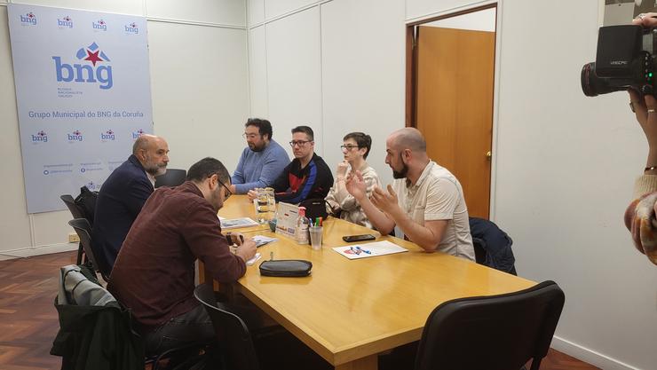 O deputado do BNG no Congreso Néstor Rego, nunha reunión con, entre outros, do portavoz do grupo municipal no Concello da Coruña, Francisco Jorquera, e do representante da CIG e traballador do sector, Sergio Touzedo 