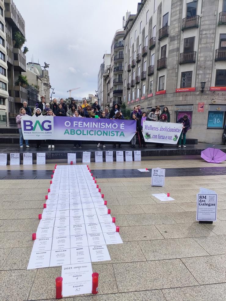 Concentración de mulleres convocadas por entidades do chamado bloque abolicionista do feminismo, na Porta do Sol de Vigo, con motivo do 8M 