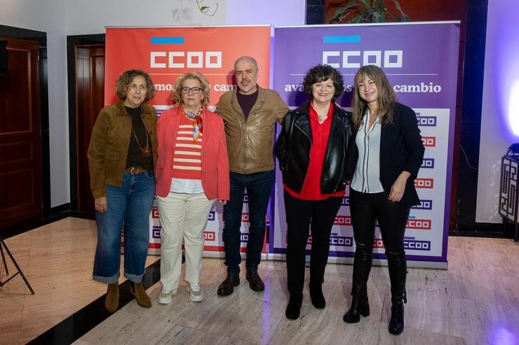 (I-D) A secretaria xeral de CC.OO. de Galicia, Amelia Pérez, a sindicalista Pilar Tellado, o secretario xeral de CC.OO., Unai Xordo, a mestra, escritora e activista, Ánxela Loureiro, e a filóloga e xornalista Ana Pardo de Vera pousan durante a entrega de premios 