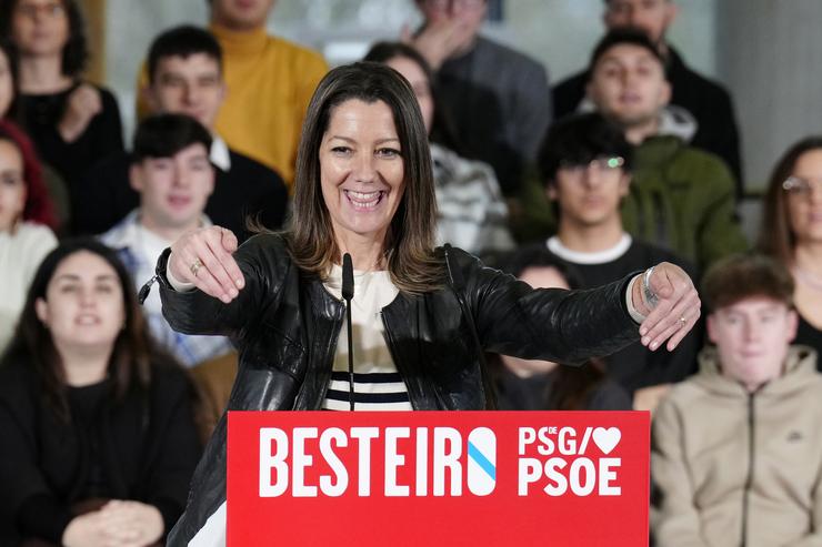 A candidata número dous do PSdeG en Lugo, Lara Méndez, intervén durante o acto de presentación de candidaturas para as eleccións galegas, no Pavillón Multiusos Fontes do Sar, a 13 de xaneiro de 2024, en Santiago de Compostela 