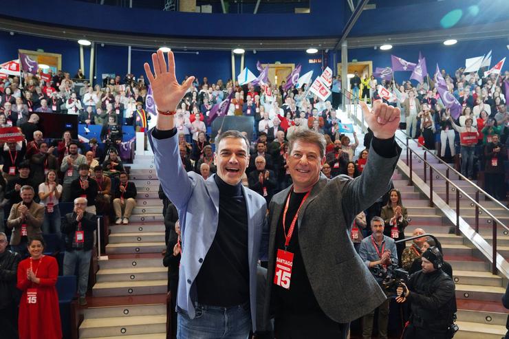 O secretario xeral do PSOE e presidente do Goberno, Pedro Sánchez (i), e o secretario xeral do PSdeG, José Ramón Gómez Besteiro (d), durante clausúraa do 15 Congreso Rexional do PSdeG, na Cidade da Cultura, a 9 de marzo de 2025, en Santiago 